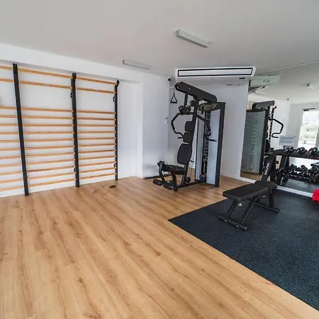 2bdr New With Pool Lejlighed